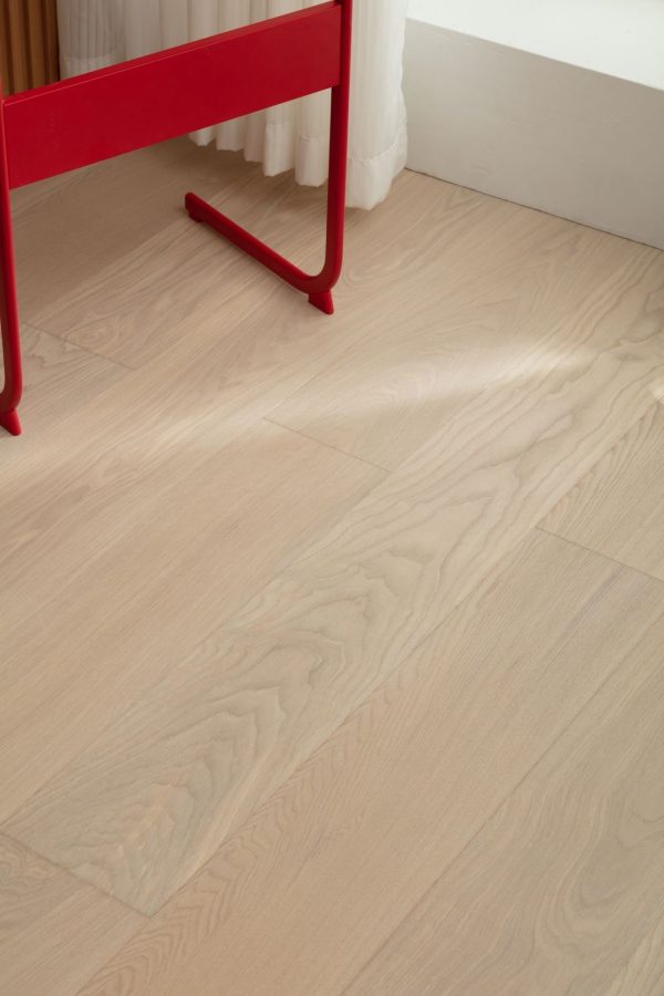 Vanilla Oak Floorboard with a smooth light oak finish, ideal for enhancing interior spaces.