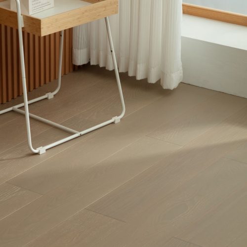 European Honey Oak Floorboards in soft honey tone with elegant UV-cured finish