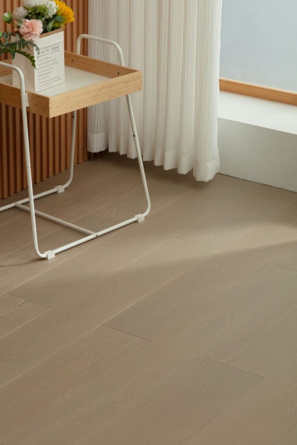 European Honey Oak Floorboards in soft honey tone with elegant UV-cured finish